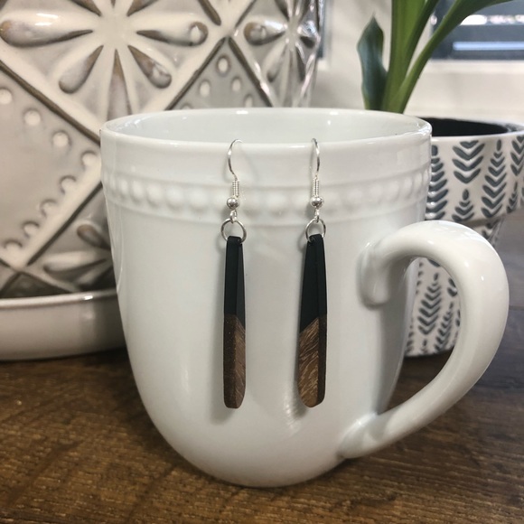 Long teardrop wood and resin earrings - Picture 4 of 6